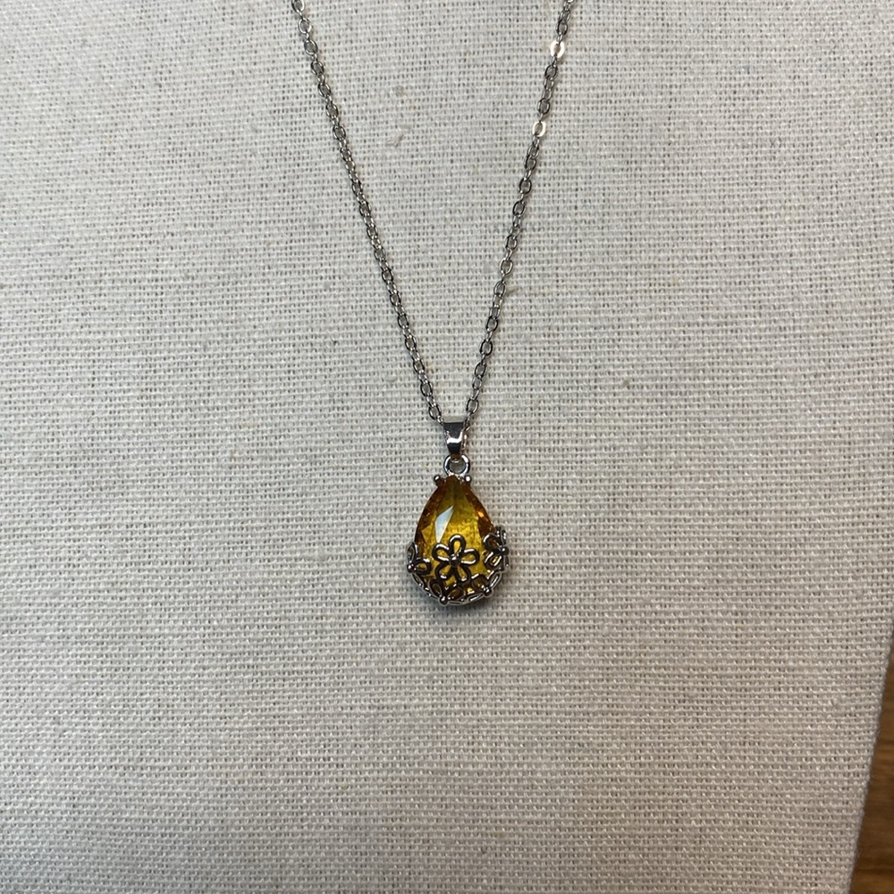 Paparazzi NWT 18” Necklace with Earrings. Beautiful Amber gold crystal on silver - Picture 4 of 6